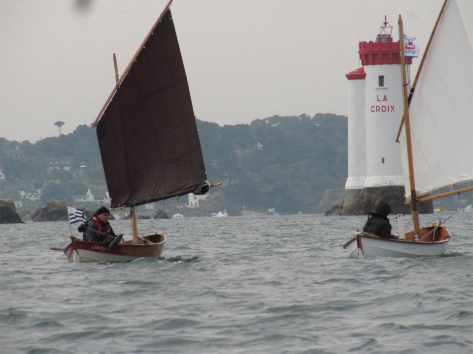 Skerry 33 et La Marie Pupuce devant le phare de La Croix. 